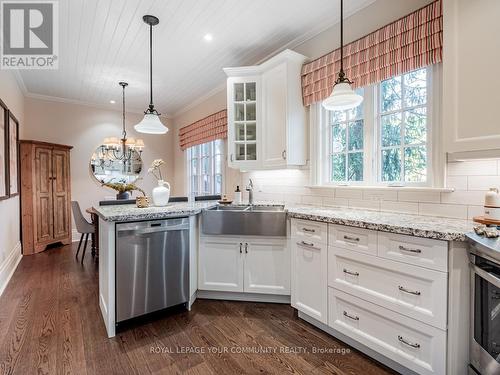 49 Cousins Drive, Aurora, ON - Indoor Photo Showing Kitchen With Upgraded Kitchen