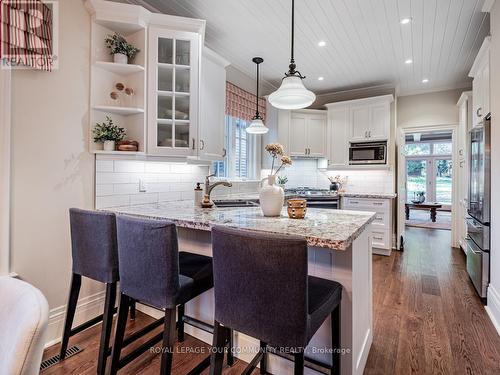 49 Cousins Drive, Aurora, ON - Indoor Photo Showing Kitchen With Upgraded Kitchen