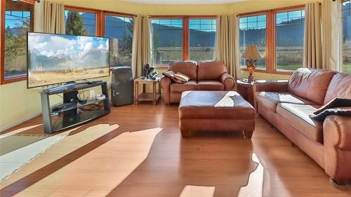 3225 Hwy 3, Rock Creek, BC - Indoor Photo Showing Living Room