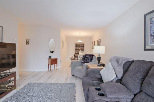 108-1170 Brookside Avenue, Kelowna, BC - Indoor Photo Showing Living Room