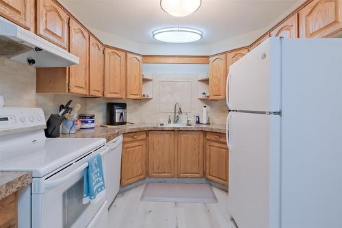 108-1170 Brookside Avenue, Kelowna, BC - Indoor Photo Showing Kitchen