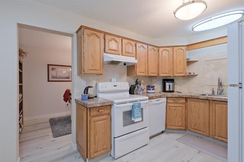 108-1170 Brookside Avenue, Kelowna, BC - Indoor Photo Showing Kitchen