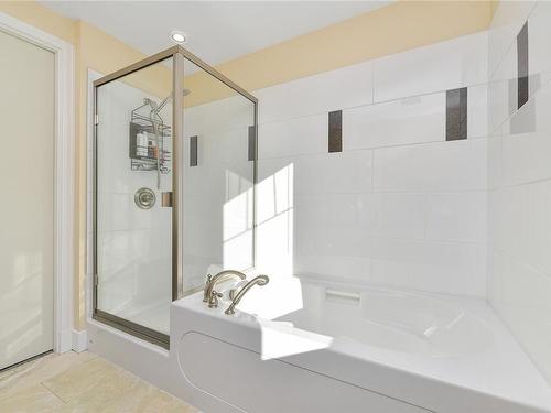 220-1325 Bear Mountain Pkwy, Langford, BC - Indoor Photo Showing Bathroom