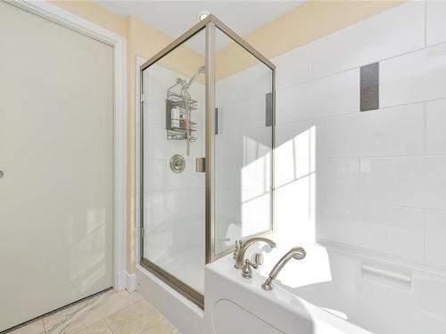 220-1325 Bear Mountain Pkwy, Langford, BC - Indoor Photo Showing Bathroom