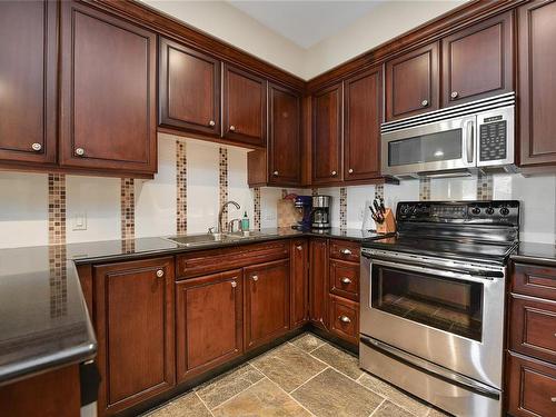 220-1325 Bear Mountain Pkwy, Langford, BC - Indoor Photo Showing Kitchen