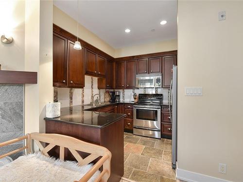 220-1325 Bear Mountain Pkwy, Langford, BC - Indoor Photo Showing Kitchen