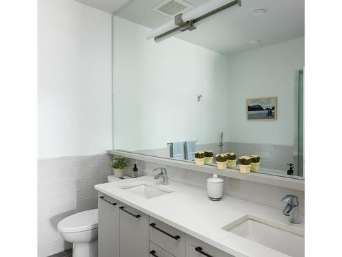 508-7162 West Saanich Rd, Central Saanich, BC - Indoor Photo Showing Bathroom