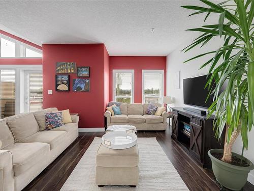 301-938 Dunford Ave, Langford, BC - Indoor Photo Showing Living Room