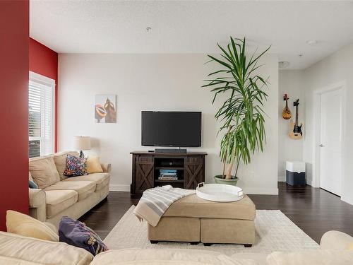 301-938 Dunford Ave, Langford, BC - Indoor Photo Showing Living Room