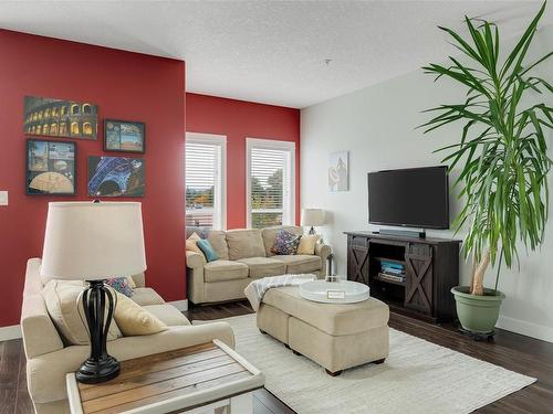 301-938 Dunford Ave, Langford, BC - Indoor Photo Showing Living Room