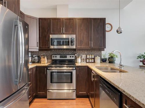 301-938 Dunford Ave, Langford, BC - Indoor Photo Showing Kitchen With Double Sink With Upgraded Kitchen