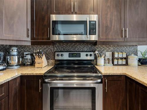 301-938 Dunford Ave, Langford, BC - Indoor Photo Showing Kitchen