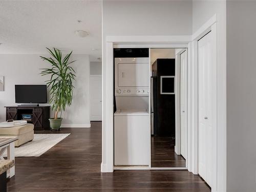 301-938 Dunford Ave, Langford, BC - Indoor Photo Showing Laundry Room