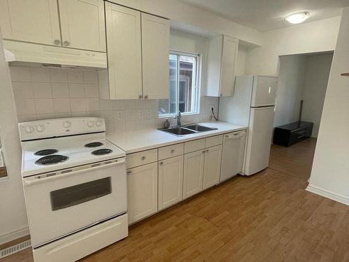 Main-135 Sheppard Ave W, Toronto, ON - Indoor Photo Showing Kitchen With Double Sink