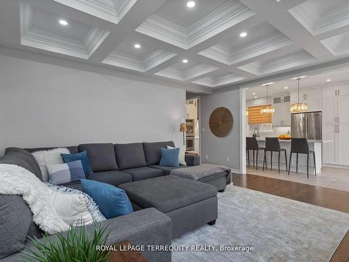 1821 Castlepoint Dr, Oshawa, ON - Indoor Photo Showing Living Room