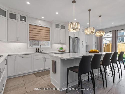 1821 Castlepoint Dr, Oshawa, ON - Indoor Photo Showing Kitchen With Upgraded Kitchen