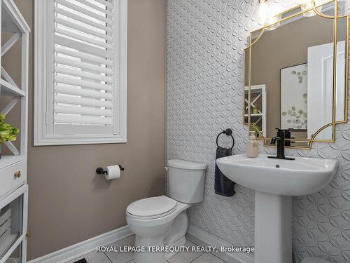 1821 Castlepoint Dr, Oshawa, ON - Indoor Photo Showing Bathroom