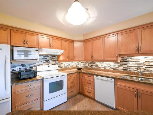 113-350 Island Hwy South, Campbell River, BC - Indoor Photo Showing Kitchen With Double Sink