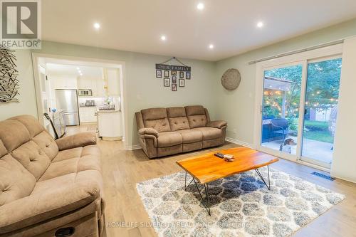 767 Barclay Road, London, ON - Indoor Photo Showing Living Room