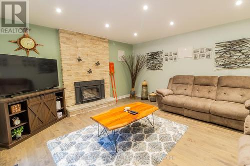 767 Barclay Road, London, ON - Indoor Photo Showing Living Room With Fireplace