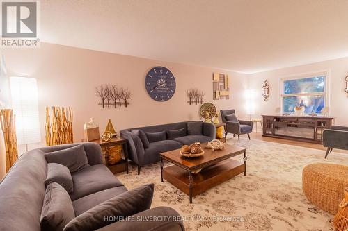 767 Barclay Road, London, ON - Indoor Photo Showing Living Room