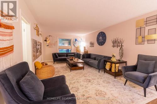 767 Barclay Road, London, ON - Indoor Photo Showing Living Room