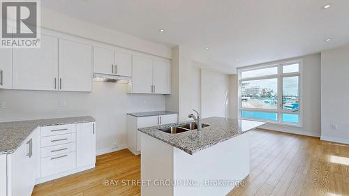 4 Dandara Gate, Vaughan, ON - Indoor Photo Showing Kitchen With Double Sink With Upgraded Kitchen