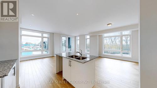 4 Dandara Gate, Vaughan, ON - Indoor Photo Showing Kitchen With Double Sink With Upgraded Kitchen