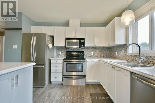 61 Holly Meadow Road, Barrie, ON - Indoor Photo Showing Kitchen With Double Sink With Upgraded Kitchen