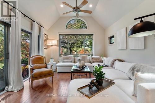 90 Ridge Road W, Grimsby, ON - Indoor Photo Showing Living Room