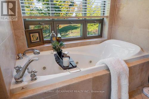 90 Ridge Road W, Grimsby, ON - Indoor Photo Showing Bathroom