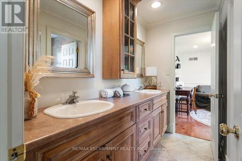 90 Ridge Road W, Grimsby, ON - Indoor Photo Showing Bathroom