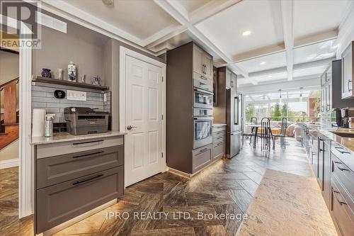 36 Pacific Wind Crescent, Brampton, ON - Indoor Photo Showing Kitchen With Upgraded Kitchen