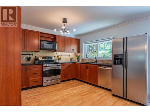 1845 Third Street, Fruitvale, BC - Indoor Photo Showing Kitchen