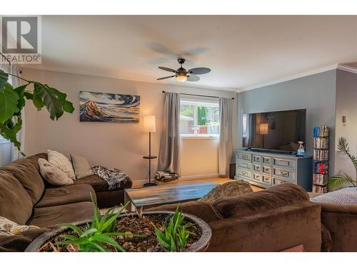 1845 Third Street, Fruitvale, BC - Indoor Photo Showing Living Room