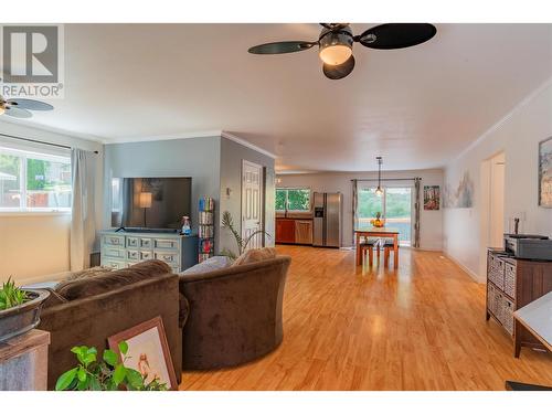 1845 Third Street, Fruitvale, BC - Indoor Photo Showing Living Room