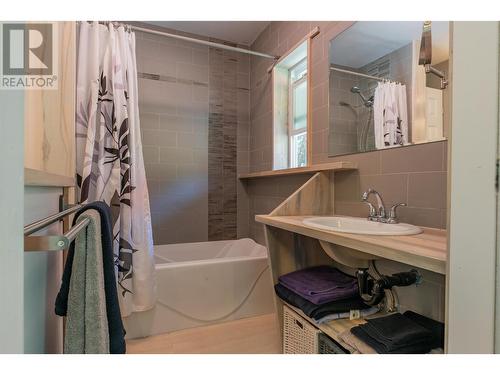 1845 Third Street, Fruitvale, BC - Indoor Photo Showing Bathroom