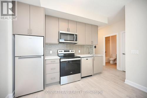 424 - 3220 William Coltson Avenue, Oakville, ON - Indoor Photo Showing Kitchen