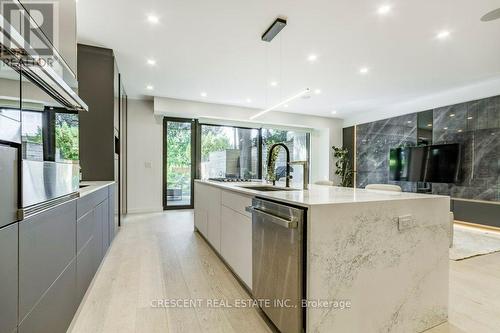 284 Ellis Avenue, Toronto, ON - Indoor Photo Showing Kitchen With Upgraded Kitchen