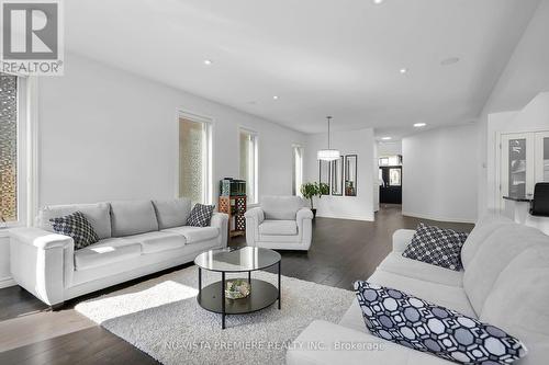 1330 Dyer Crescent, London, ON - Indoor Photo Showing Living Room