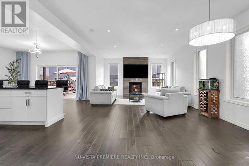 1330 Dyer Crescent, London, ON - Indoor Photo Showing Living Room With Fireplace