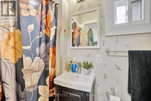 531 Mcewan Avenue E, Windsor, ON - Indoor Photo Showing Bathroom