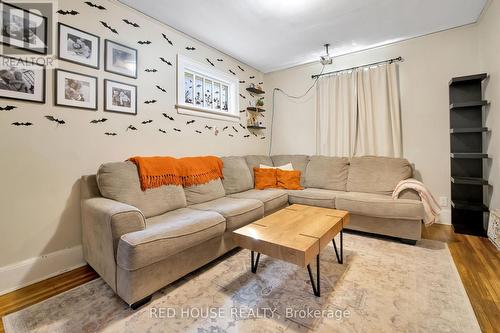 531 Mcewan Avenue E, Windsor, ON - Indoor Photo Showing Living Room