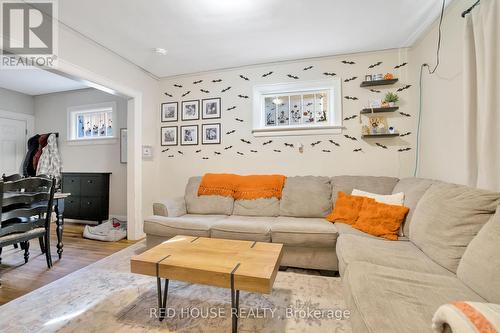 531 Mcewan Avenue E, Windsor, ON - Indoor Photo Showing Living Room