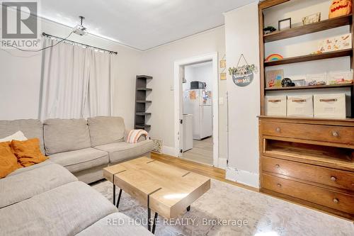 531 Mcewan Avenue E, Windsor, ON - Indoor Photo Showing Living Room