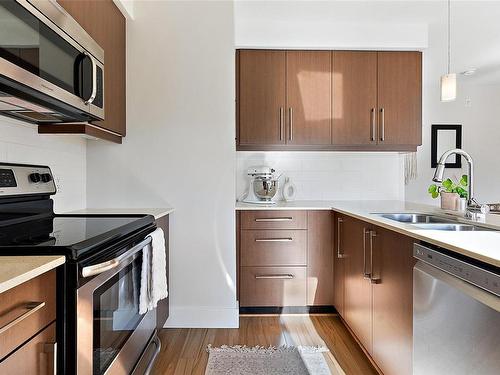 303-7161 West Saanich Rd, Central Saanich, BC - Indoor Photo Showing Kitchen With Double Sink