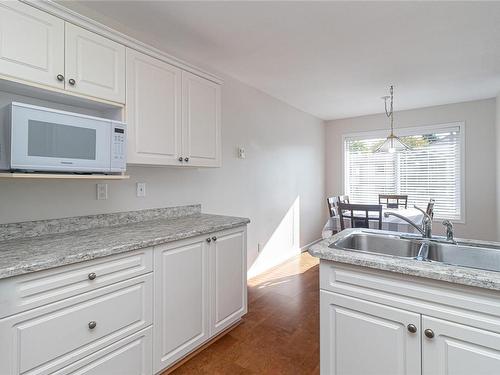 301-245 First St, Duncan, BC - Indoor Photo Showing Kitchen With Double Sink