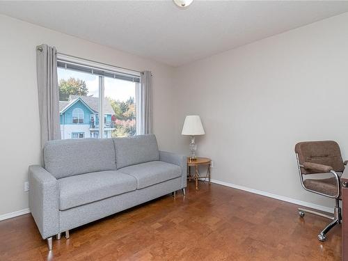 301-245 First St, Duncan, BC - Indoor Photo Showing Living Room