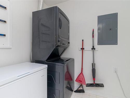 301-245 First St, Duncan, BC - Indoor Photo Showing Laundry Room