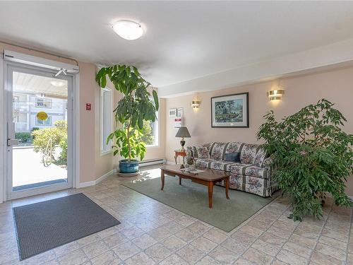 301-245 First St, Duncan, BC - Indoor Photo Showing Living Room